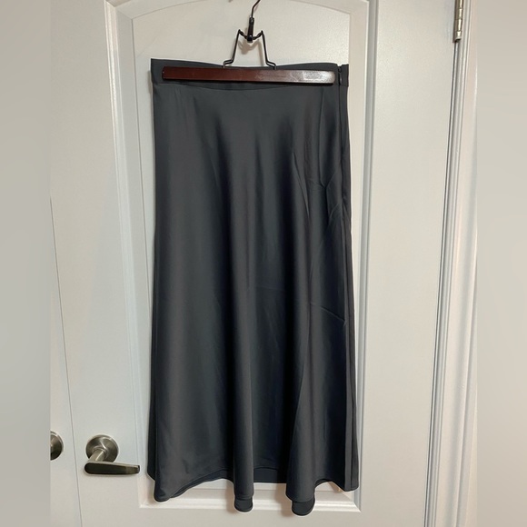 NWT H&M Satin Midi Skirt - Picture 2 of 3